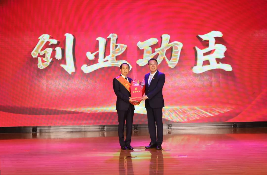 聯(lián)橋集團(tuán)黨委書(shū)記、董事長(zhǎng)慕镕鍵被授予威海高新區(qū)建區(qū)30周年十大“創(chuàng)業(yè)功臣”稱號(hào)