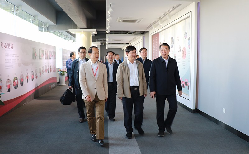 威海市副市長張偉一行來聯(lián)橋集團調(diào)研(圖1)