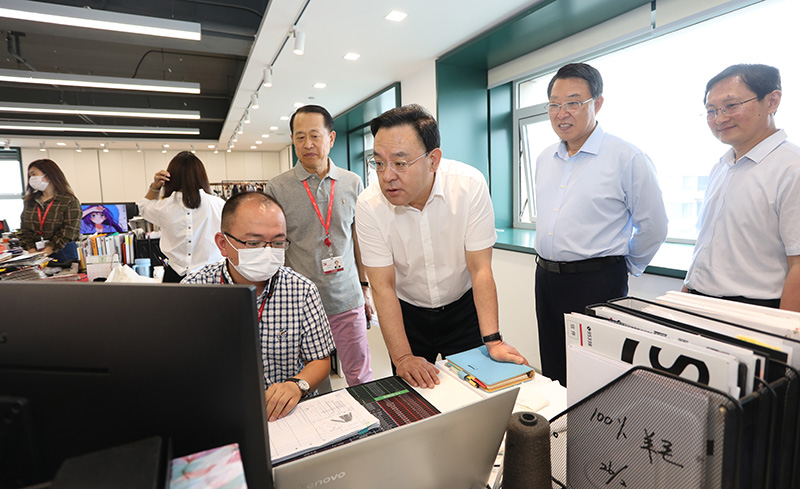 威海市委副書記、代市長閆劍波到聯(lián)橋集團(tuán)調(diào)研